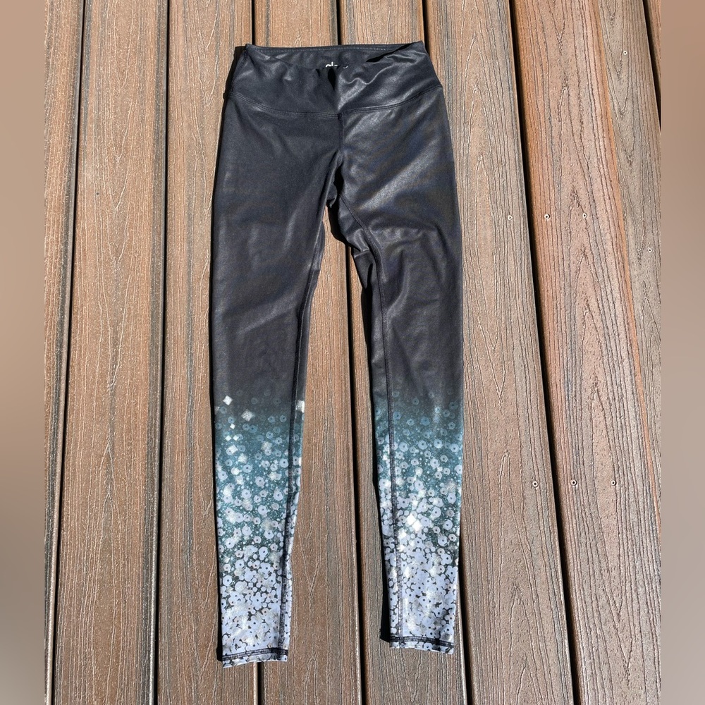 Alo yoga leggings in airbrush brilliance.